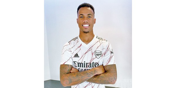 Různé fotbalové kluby najímají záložníky a obránce, aby se stali trendy